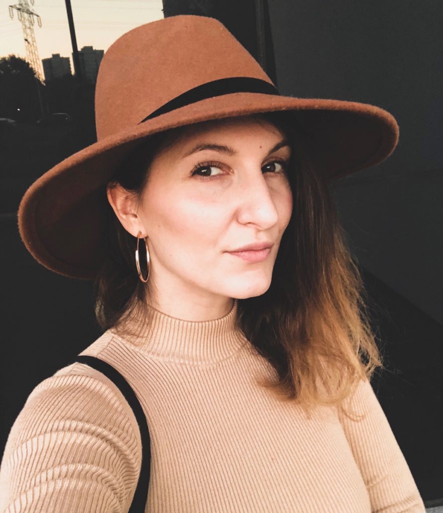 Stylizacja jesienna 2018 październik kapelusz selfie