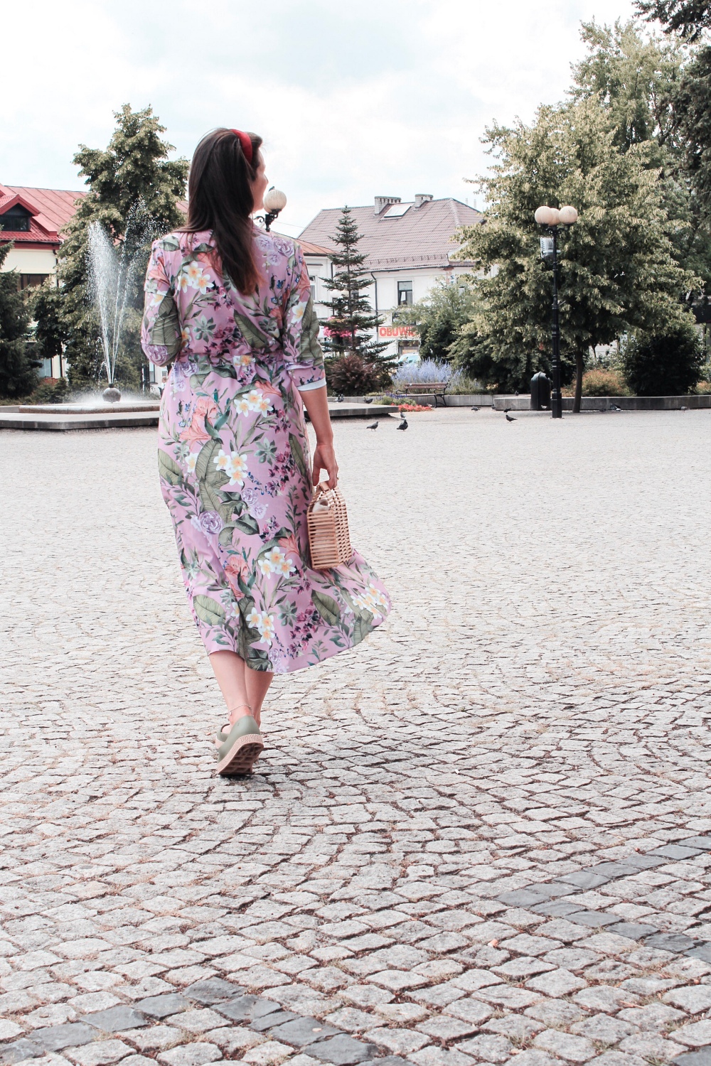 Długa sukienka w kwiaty stylizacja blog