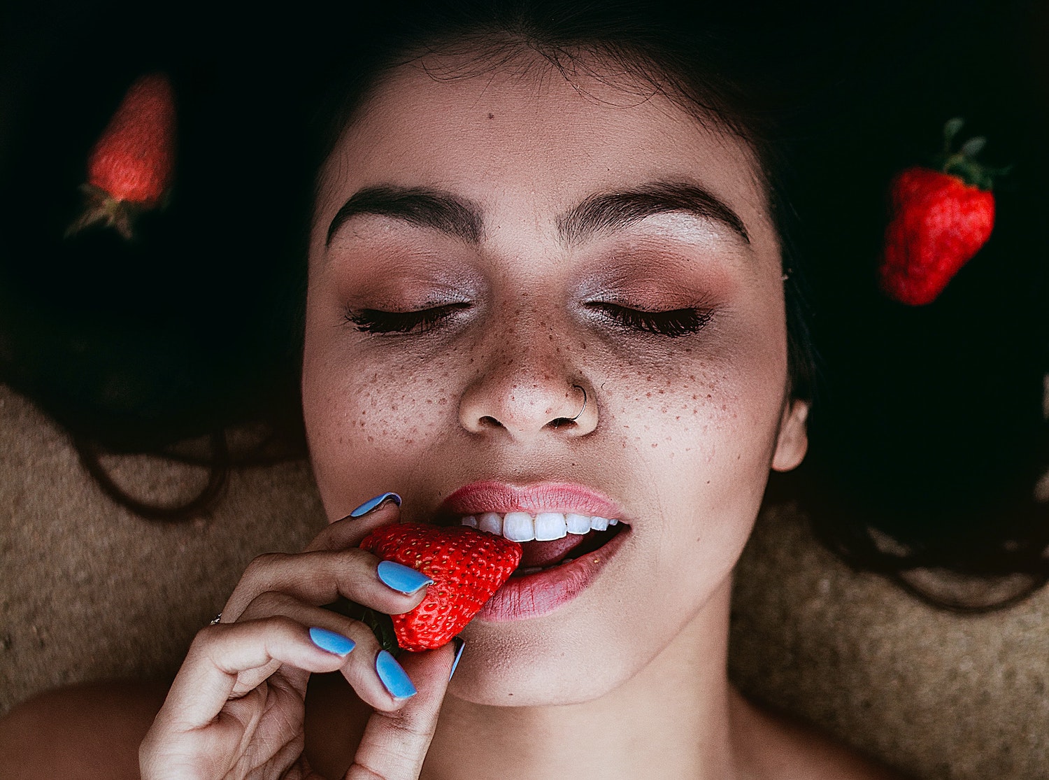 Najmodniejszy makijaż ust w sezonie wiosna-lato 2022 – zainspiruj się!￼